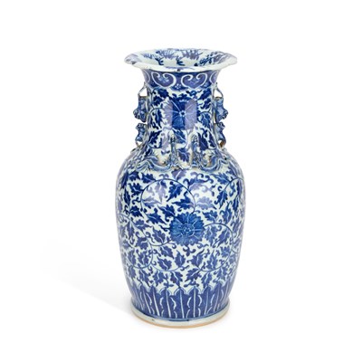 Lot 39 - A LARGE CHINESE BLUE AND WHITE PORCELAIN VASE