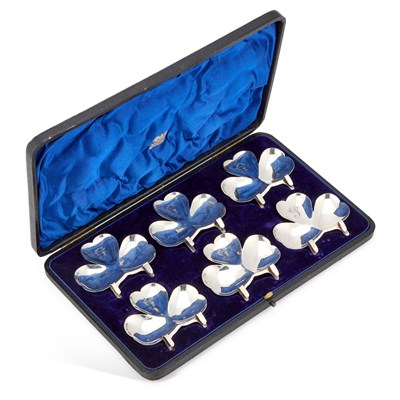 Lot 261 - A CASED SET OF SIX EDWARDIAN SILVER CLOVER LEAF PLATE CLIPS