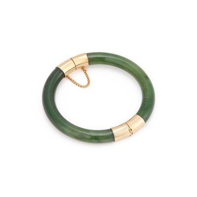 Lot 366 - A CHINESE POLISHED JADE BANGLE