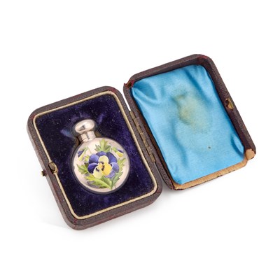 Lot 292 - A VICTORIAN SILVER AND ENAMEL SCENT BOTTLE