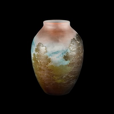 Lot 15 - ÉMILE GALLÉ (FRENCH, 1846-1904), A CAMEO GLASS LANDSCAPE VASE
