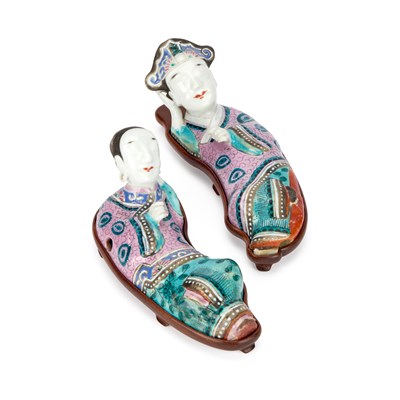 Lot 55 - A PAIR OF CHINESE PORCELAIN WALL POCKETS