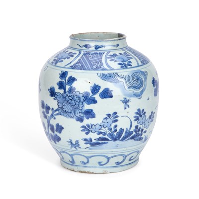 Lot 71 - A CHINESE BLUE AND WHITE KRAAK PORCELAIN VASE