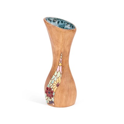 Lot 88 - A POTTERY VASE