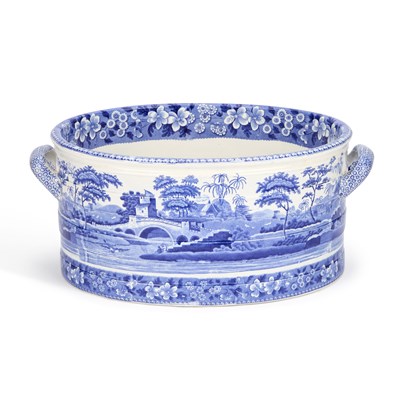 Lot 32 - A SPODE BLUE AND WHITE 'TOWER' PATTERN FOOTBATH