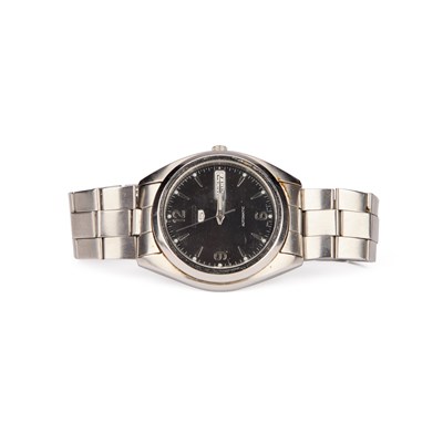 Lot 143 - A GENTS STEEL SEIKO 5 BRACELET WATCH