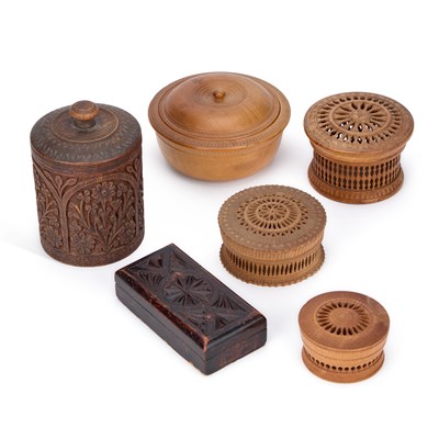 Lot 183 - A SMALL GROUP OF CONTINENTAL TURNED AND CARVED WOODEN BOXES