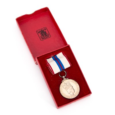 Lot 13 - AN ELIZABETH II QUEEN'S SILVER JUBILEE MEDAL 1952-1977