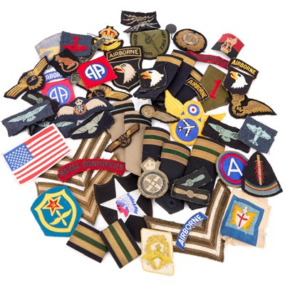 Lot 40 - A GROUP OF CLOTH DIVISIONAL INSIGNIA, SHOULDER TITLES, FORMATION PATCHES AND RANK BADGES