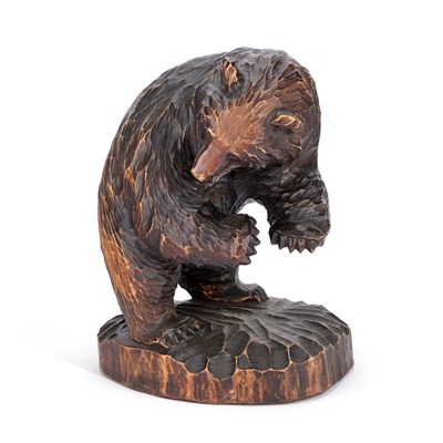 Lot 540 - A LARGE BLACK FOREST STYLE CARVING OF A BEAR
