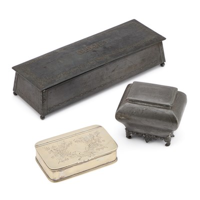 Lot 114 - AN EARLY 20TH CENTURY METAL GLOVES BOX