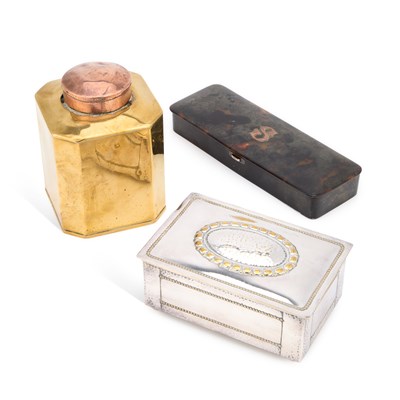 Lot 132 - AN EARLY 20TH CENTURY TORTOISESHELL BOX WITH HALLMARKED SILVER HINGES