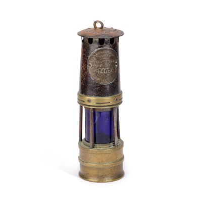 Lot 113 - AN ACKROYD & BEST LTD HAILWOODS IMPROVED LAMP TYPE O.I.B. MINERS LAMP
