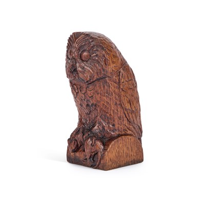 Lot 732 - AN OAK CARVING OF AN OWL, HOLDING A MOUSE IN ITS TALONS