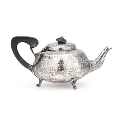 Lot 233 - A GEORGE V SILVER TEAPOT