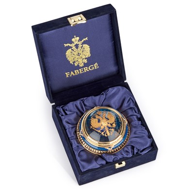 Lot 502 - A FABERGÉ LIMITED EDITION GILT-METAL, ENAMEL AND GLASS PAPERWEIGHT