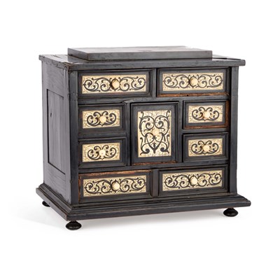 Lot 651 - A 17TH CENTURY ITALIAN EBONISED AND MARQUETRY INLAID IVORY-FRONTED TABLE CABINET