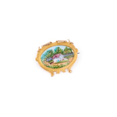Lot 481 - A 9 CARAT GOLD ENAMEL BROOCH