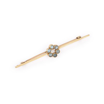 Lot 477 - AN AQUAMARINE BAR BROOCH