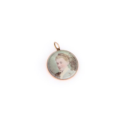 Lot 464 - A CIRCULAR PHOTOGRAPHIC LOCKET PENDANT