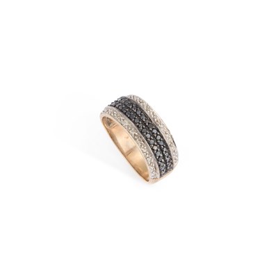 Lot 438 - A 9 CARAT GOLD BLACK AND WHITE DIAMOND BAND RING