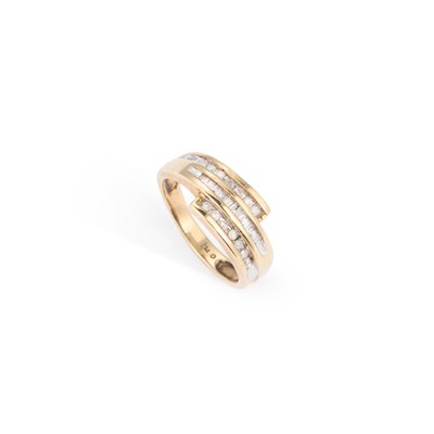 Lot 433 - A 9 CARAT GOLD DIAMOND BAND RING