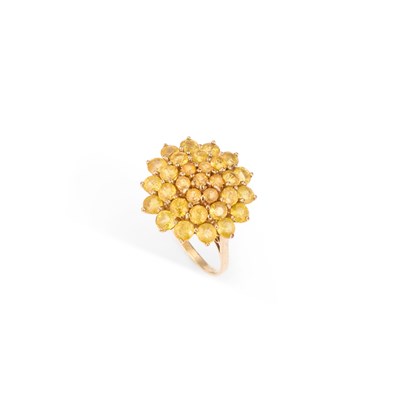 Lot 442 - A 9 CARAT GOLD YELLOW SAPPHIRE CLUSTER RING