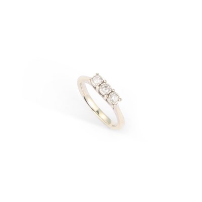 Lot 455 - A 9 CARAT WHITE GOLD THREE STONE DIAMOND RING