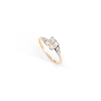 Lot 498 - A DIAMOND CLUSTER RING