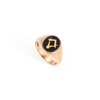 Lot 501 - A 9 CARAT GOLD ONXY MASONIC SIGNET RING