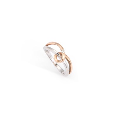 Lot 440 - A 9 CARAT WHITE AND ROSE GOLD SOLITAIRE DIAMOND RING