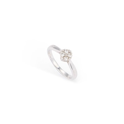 Lot 451 - A 9 CARAT WHITE GOLD DIAMOND CLUSTER RING