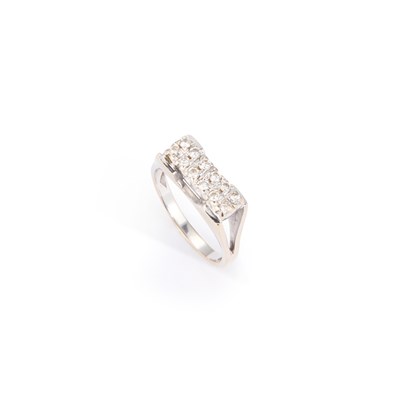 Lot 432 - A DIAMOND RING