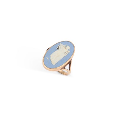 Lot 496 - A WEDGWOOD BLUE JASPERWARE RING
