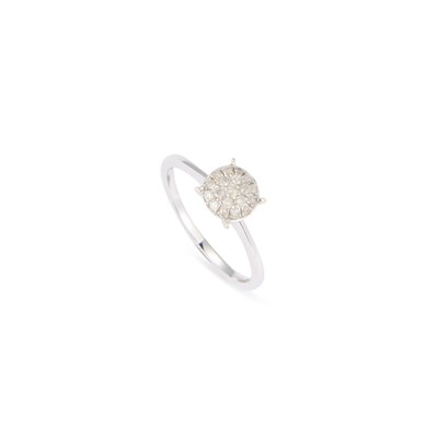 Lot 439 - A 9 CARAT WHITE GOLD DIAMOND CLUSTER RING