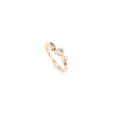 Lot 431 - A SOLITAIRE DIAMOND RING