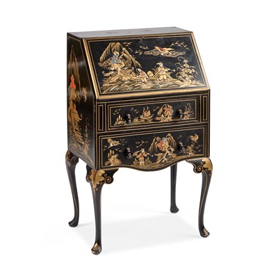 Lot 665 - AN EARLY 20TH CENTURY CHINOISERIE LACQUER SLANT-FRONT BUREAU
