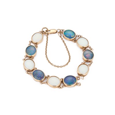 Lot 426 - A 9 CARAT GOLD OPAL AND OPAL TRIPLET BRACELET