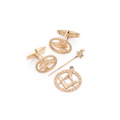 Lot 495 - A GROUP OF 9 CARAT MASONIC JEWELLERY