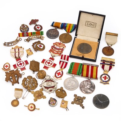 Lot 17 - A FIRST WORLD WAR MEDAL PAIR AND NURSING MEDALS FAMILY GROUP