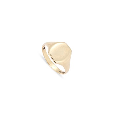 Lot 485 - A 9 CARAT GOLD SIGNET RING