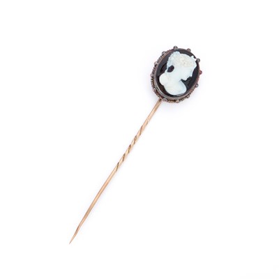 Lot 469 - AN ONYX CAMEO STICK PIN
