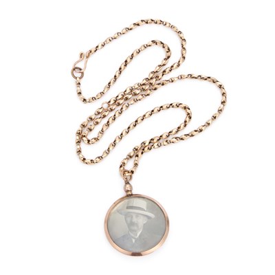 Lot 486 - A 9 CARAT GOLD PHOTOGRAPHIC LOCKET PENDANT ON CHAIN