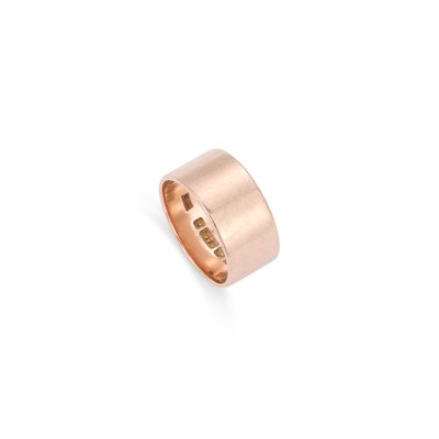Lot 475 - A 9 CARAT ROSE GOLD BAND RING