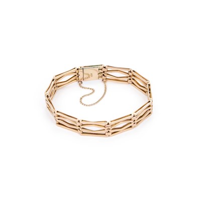 Lot 484 - A FANCY GATE LINK BRACELET