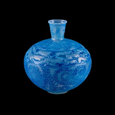 Lot 15 - RENÉ LALIQUE (FRENCH, 1860-1945), A 'LIEVRES' VASE