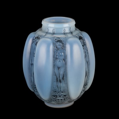 Lot 16 - RENÉ LALIQUE (FRENCH, 1860-1945), A 'SIX FIGURINES ET MASQUES' VASE