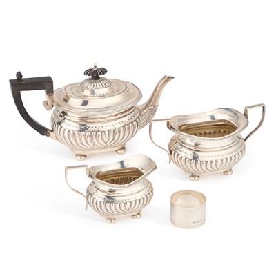 Lot 259 - AN EDWARDIAN SILVER THREE-PIECE TEA SERVICE