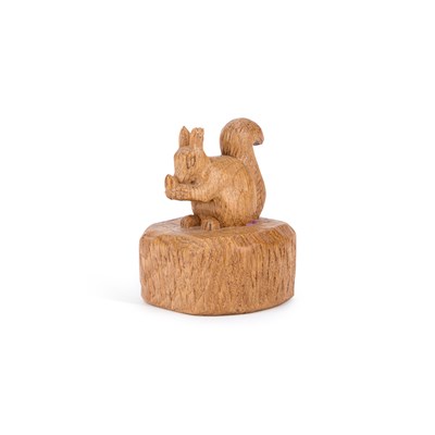 Lot 736 - TREVOR HUTCHINSON OF HUSTHWAITE, A SQUIRRELMAN OAK DESK WEIGHT