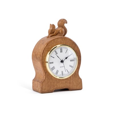 Lot 747 - TREVOR HUTCHINSON OF HUSTHWAITE, AN SQUIRRELMAN OAK MANTEL CLOCK